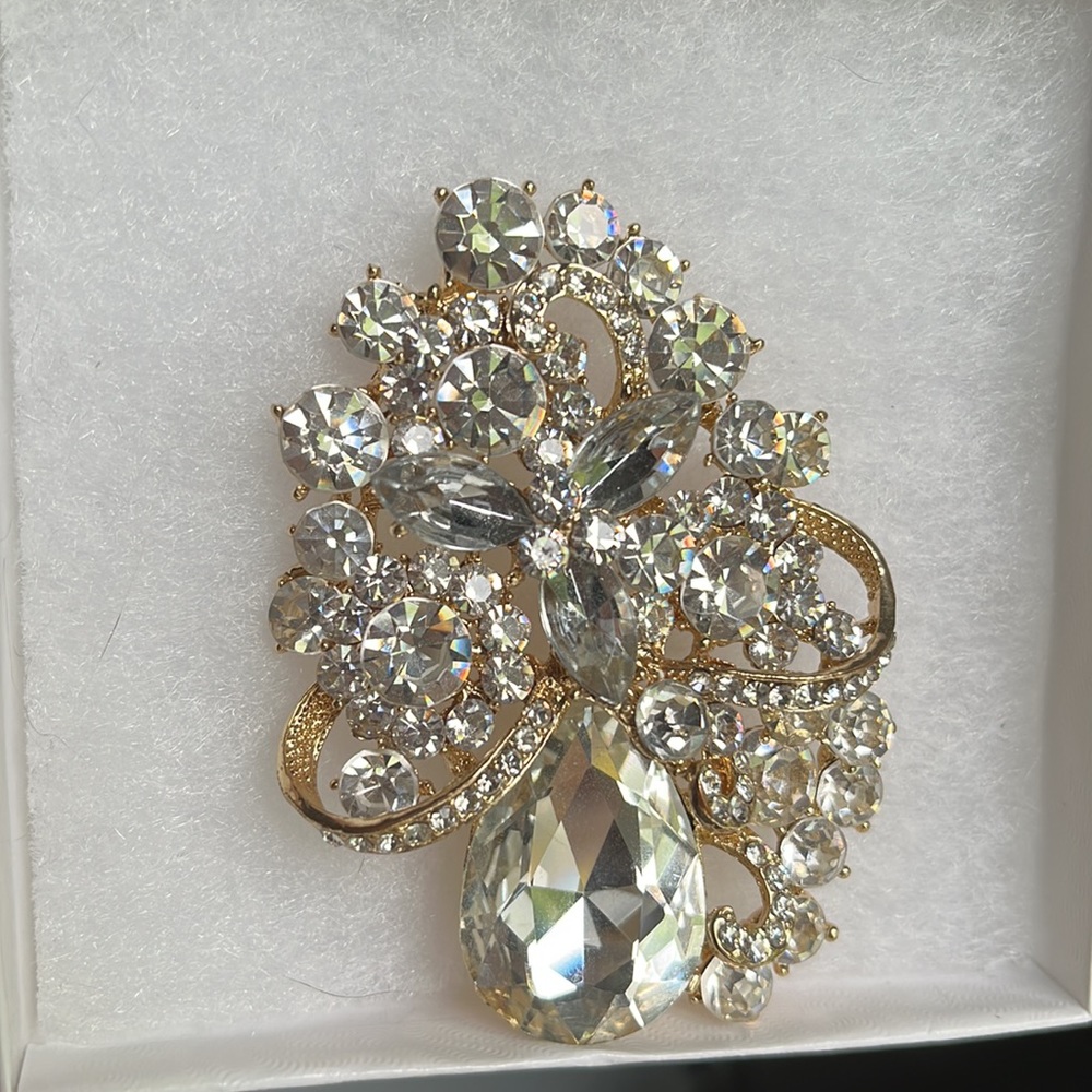 Decorative pin brooch, 2.75x2”